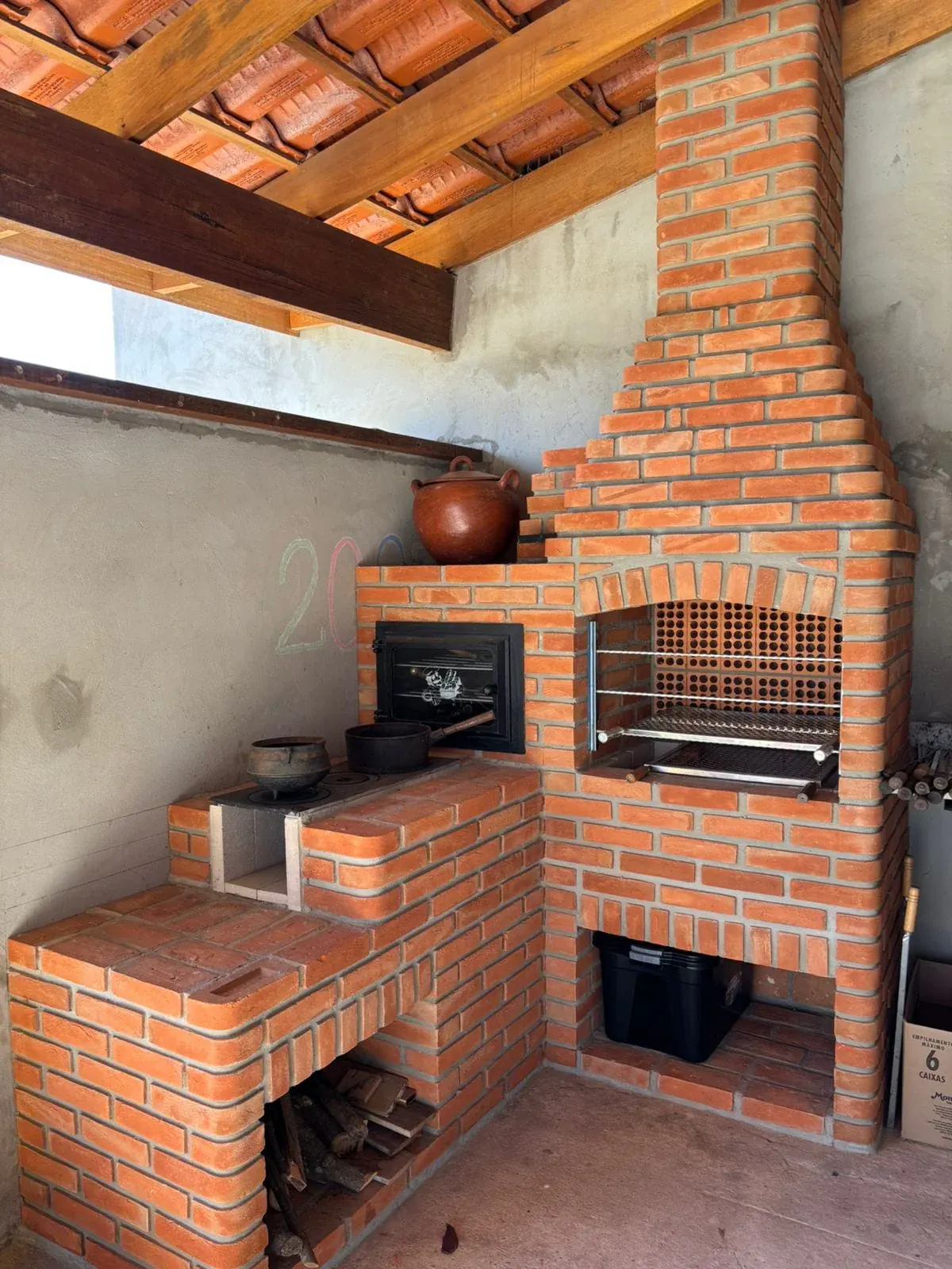 Conjunto 3 em 1 em L com churrasqueira, forno com porta e fogão a lenha.