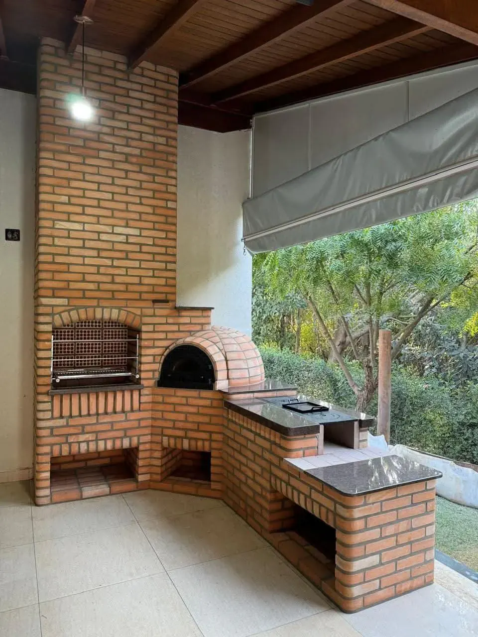 Trio Caipira em L com Churrasqueira Predial, forno igloo (pizza) e fogão a lenha junto ao jardim.